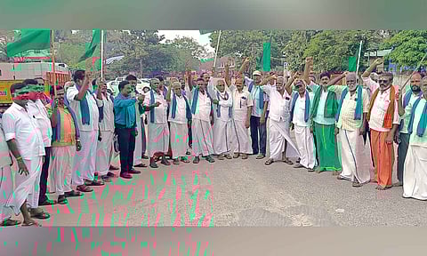 Members of the farmers’ association staging protest in front of Sirkazhi police station on Sunday&nbsp;
