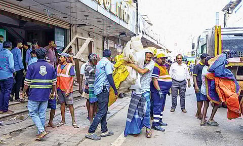 The GCC carried out an anti-encroachment drive on T Nagar’s Ranganathan Street and removed unauthorised stalls to widen footpaths and improve pedestrian movement