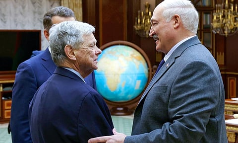 Belarusian President Alexander Lukashenko (R), and U.S. Presidential envoy John Coale shake hands during their meeting in Minsk, Belarus. (Photo: AP)
