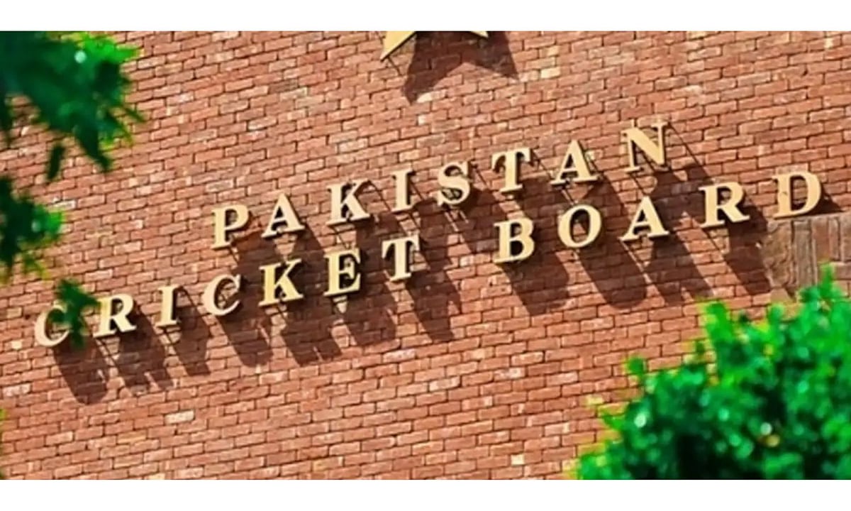 PCB stops cricketers from commenting on Imran Khan issue