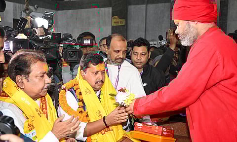 BJP's newly elected National Working President Nitin Nabin offers prayers at Mahavir Mandir, in Patna (PTI)