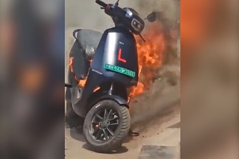 Fire accident in the Two wheeler EV (Source: Twitter)