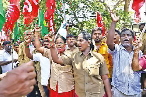 Autorickshaw drivers (both men & women) held a demonstration near Rajarathinam Stadium, Egmore, on Monday Photo: Justin George