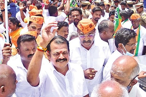 VCK and BJP cadre protest in Pudukkottai on Thursday