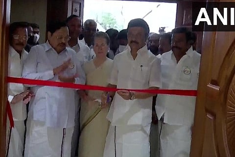 Stalin cutting the ribbon to officially inaugurate the party office.