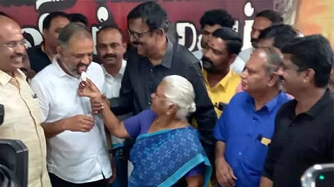 Arputhammal feeding cake to Perarivalan