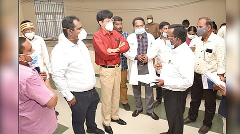 Health Secy J Radhakrishnan
inspecting a hospital in
Madurai on Sunday.