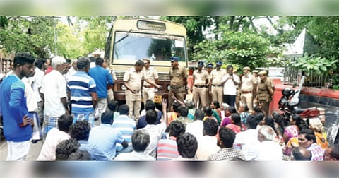 Relatives, partymen seeking arrest of DMK councillor
block a bus on Anaicut Road in Vellore on Saturday