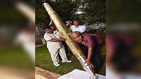 The pen is 5.5 metres (18 feet, 0.53 inches) long and weighs 37.23 kg