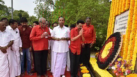 CM Stalin lays  a wreath (Source: Twitter/@mkstalin)