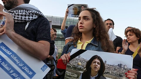 Lebanese journalist holding Shireen's photo.