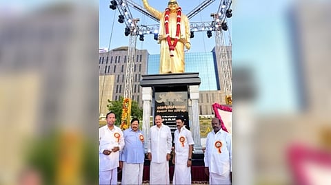Venkaiah Naidu unveiling the statue of M. Karunanidhi