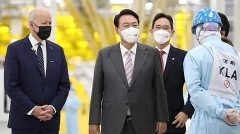 Joe Biden and Yoon Suk-yeol in Samsung Electronics chip plant.