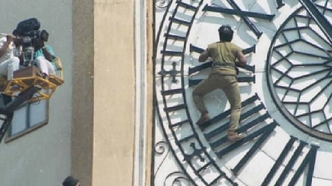 Vijayakanth performing the stunt