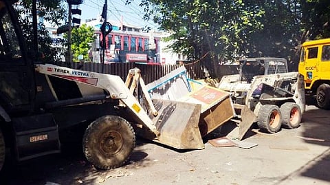 GGC officials clearing the occupancies at Gandhi Nagar First Cross Street in Adyar Zone, Ward-173.