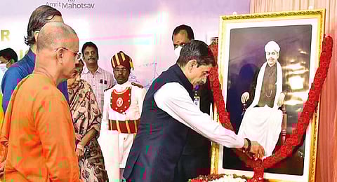 Governor RN Ravi paying floral tributes to VOC?s portrait at a function in Thoothukudi on Saturday