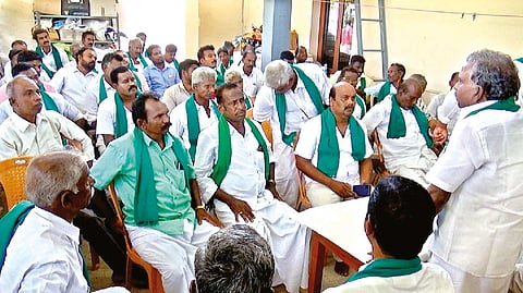 Tamil Nadu Cauvery Farmers Association General Secretary PR Pandian addressing farmers on CWMA issue in Tiruvarur on Monday