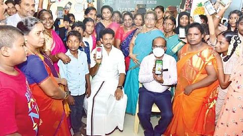 Minister Anbil Mahesh Poyyamozhi launching the reading marathon programme in Tiruchy on Wednesday.
