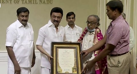 MK Stalin presented 'Kalaignar Ezhudhukol Virudhu' award to senior journalist I Shanmuganathan