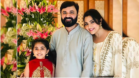 Actress Meena with her husband Vidyasaagar and daughter Nainikaa