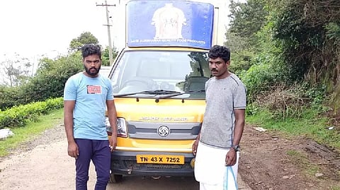 The two arrested with the load-auto used for smuggling