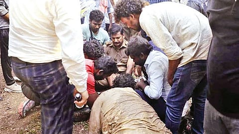 Injured Vishal on the sets of Laththi