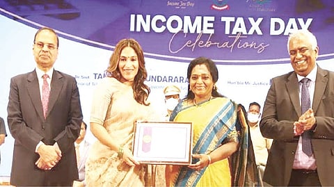 Daughter 
Aishwarya receiving the award on behalf of Rajinikanth from Governor Tamilisai Soundararajan