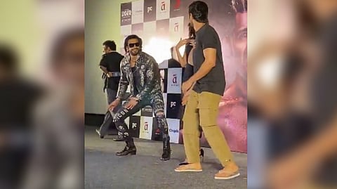 Ranveer dances to 'Akdi Pakdi'