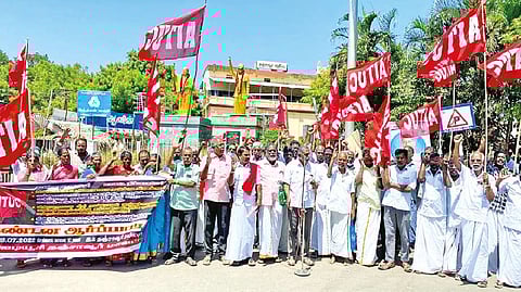 Farmers led by AITUC stage protest against sand smuggling at Thanjavur on Tuesday