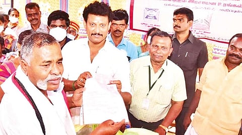 Minister Anbil Mahesh Poyyamozhi distributing free fertilizers to farmers in Tiruchy on Sunday