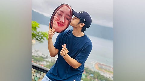 Philippines man goes on vacation taking pillow with wife's face, see