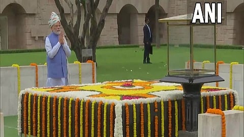 Modi at Rajghat