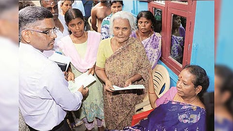 Aruna Jagadeesan enquiring with the kin of Thoothukudi firing victims.