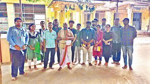 The students and faculty at Eri Katha Raamar Temple in Madurantakam during their study.