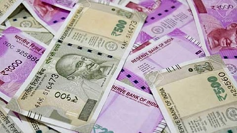 Daily wager hands over Rs 2 lakh to police, receives appreciation