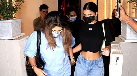 Suhana donned a black crop top, paired up with blue jeans. She tied her hair into a bun