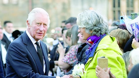 Britain urges people not to travel to join queen's queue