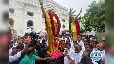 EPS arrives at the AIADMK HQ and pays tribute to late former CM J Jayalalithaa and MG Ramachandran.