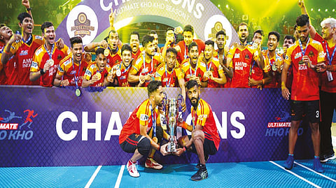 The triumphant Odisha Juggernauts team with the trophy