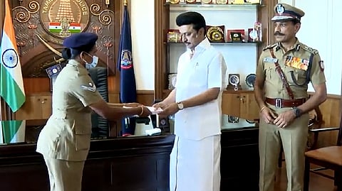 A woman police hands her plea to CM Stalin
