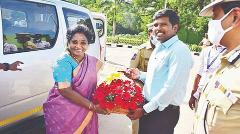 Tiruchy collector M Pradeep
Kumar receiving Telangana
Governor Tamilisai Soundararajan.