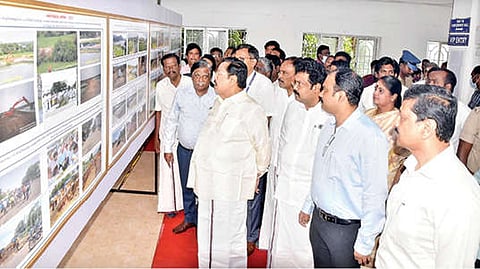 Minister Duraimurugan in a photo expo at Tiruvallur Collectorate