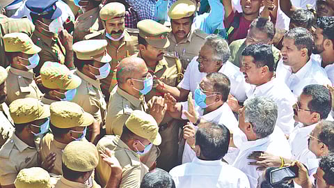 AIADMK MLAs arguing with police even as DVAC raids were under way in the house of ex-Minister SP Velumani in Coimbatore on Tuesday.