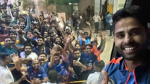 The Indian Cricket team got a rousing welcome from the hundreds of fans who were waiting outside of Thiruvananthapuram airport.