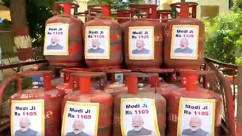 PM's pictures on LPG cylinders