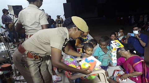 Official distributing toys to the children of women prisoners
