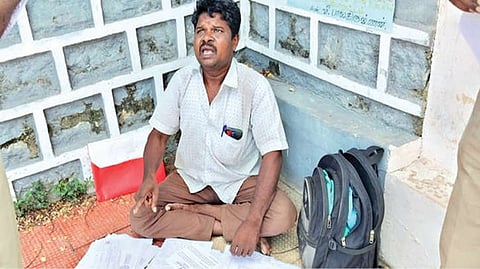 Farmer Balakrishnan of Mayilar Vada village staging a hunger strike in the Collectorate