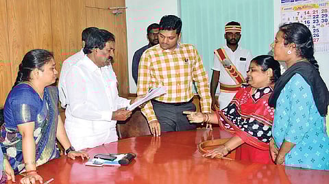 Mayor Mu Anbalagan receiving a petition from residents during the grievances meeting