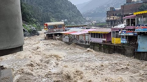 Pakistanis throw up barriers against rising floodwaters; 12 more die