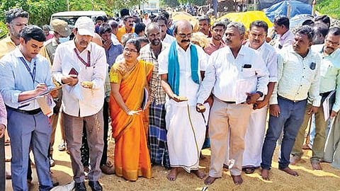 The Central team inspects paddy